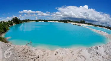 Danau Kaolin terletak di Desa Perawas, Kecamatan Tanjung Pandan, Belitung, Selasa (8/3/2016). Danau Kaolin adalah sebuah danau yang memiliki warna daratan yang putih bersih dan air yang berwarna biru menyala. (Foto: Gholib)