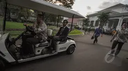 Presiden Joko Widodo (Jokowi) menaiki golf car saat akan menggelar rapat terbatas bersama para menteri Kabinet Kerja di Kantor Presiden, Jakarta, Senin (6/4/2015). Rapat membahas tentang ketersediaan beras nasional (Liputan6.com/Faizal Fanani)