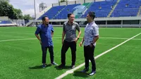 CEO PSIS Semarang, Yoyok Sukawi (tengah) saat meninjau Stadion Citarum, Semarang, Senin (27/1/2020) . (Bola.com/Vincentius Atmaja)