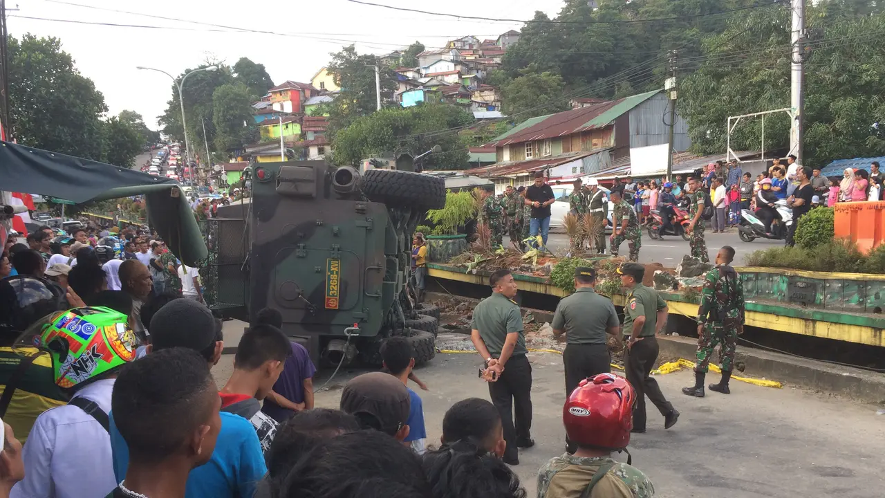 Hendak Latihan, Panser TNI Malah Terbalik di Jalanan Ambon