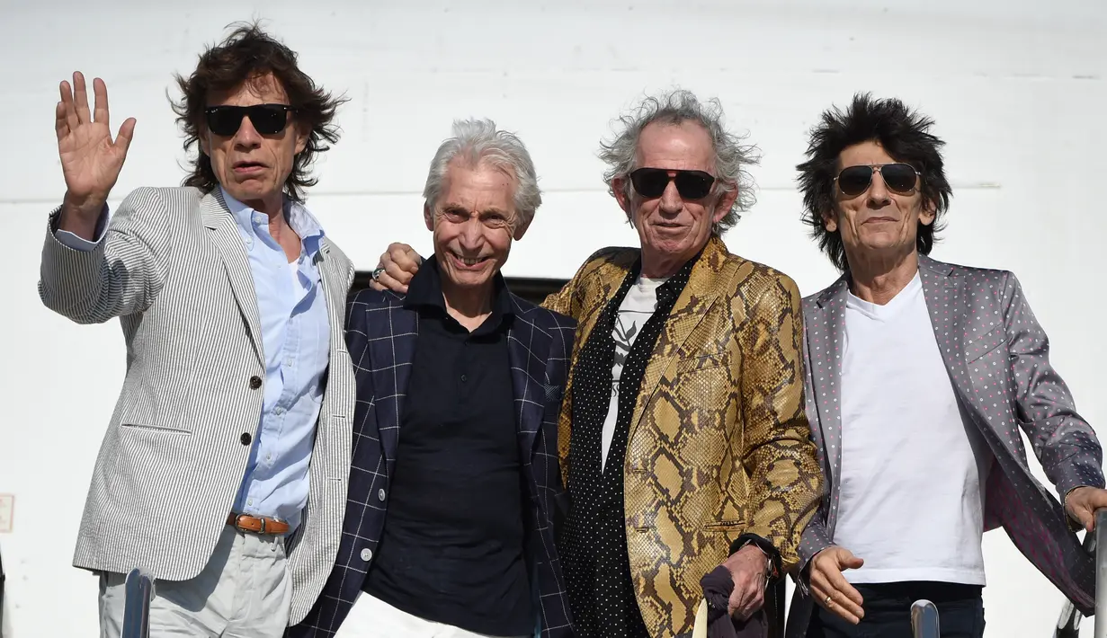 Personel The Rolling Stones (kiri-kanan) Mick Jagger, Charlie Watts, Keith Richards, dan Ron Wood berfoto saat mendarat di Montevideo, Uruguay, 15 Februari 2016. Pihak band meminta segenap pihak dapat menghargai privasi orang-orang terdekat Charlie Watts yang tengah berduka. (Pablo PORCIUNCULA/AFP)