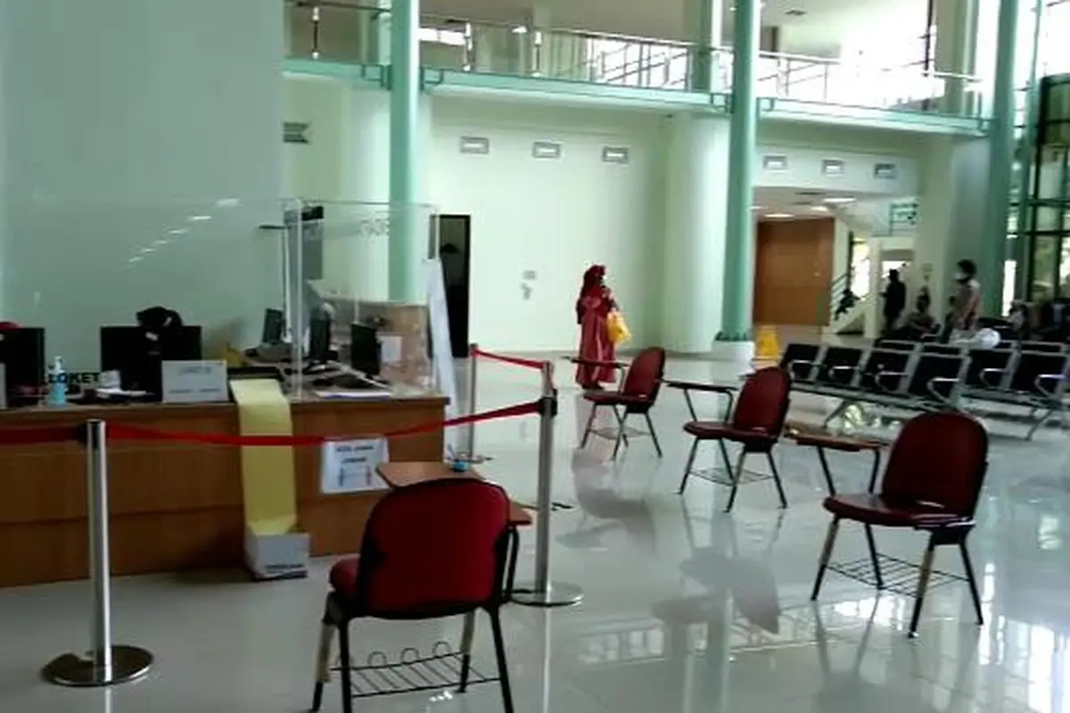 Atap RSUD KiSA bocor saat hujan deras. (Liputan6.com/Dicky Agung Prihanto)