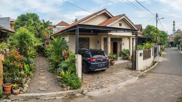 Desain rumah sederhana dengan taman tapi tetap punya area parkir model taman di samping rumah