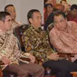 Presiden Jokowi duduk berdampingan dengan para hakim MK saat menghadiri peresmian Pusat Sejarah Konstitusi di Gedung MK, Jakarta, Jumat (19/12/2014). (Liputan6.com/Faizal Fanani)