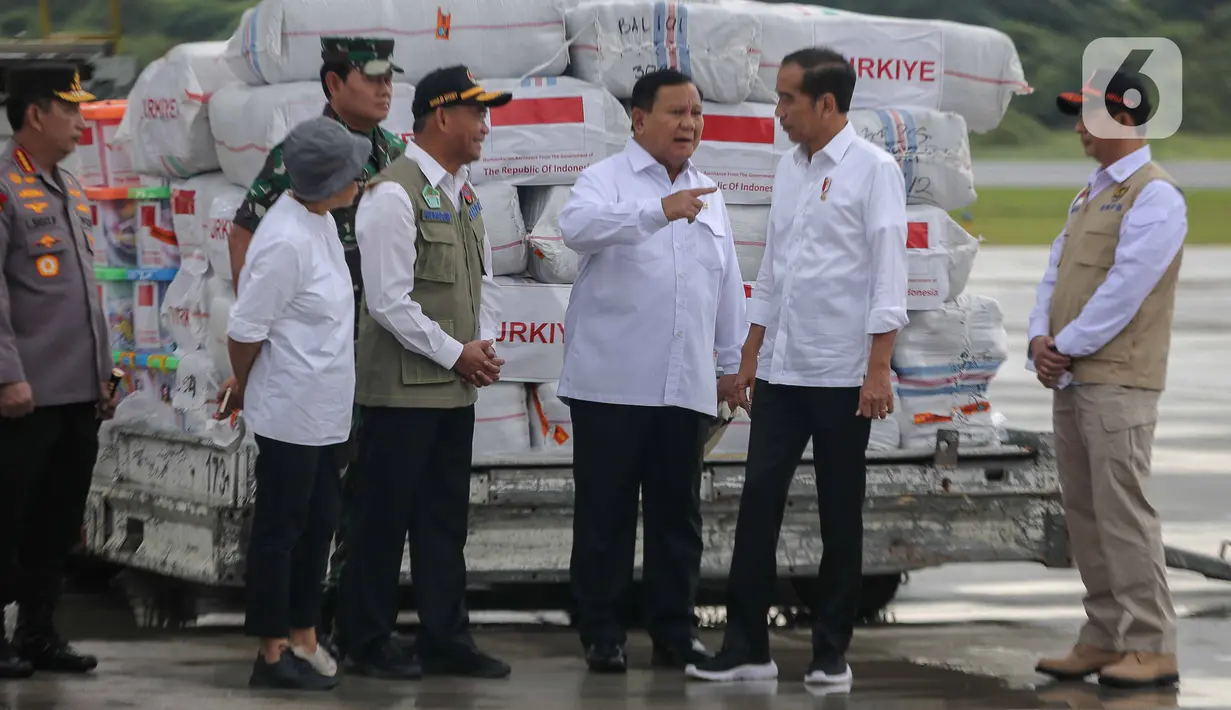 Presiden Joko Widodo berbincang dengan Menhan Prabowo Subianto saat melepas bantuan tahap tiga untuk penanganan gempa di Turki dan Suriah di di Base Ops Lanud Halim Perdana Kusuma, Jakarta, Selasa (21/2/2023). Bantuan Logistik dari Pemerintah Indonesia dibawa menggunakan pesawat ke Turki dan dua pesawat ke Suriah. Bantuan akan langsung diberikan kepada pemerintah negara tersebut. (Liputan6.com/Faizal Fanani)