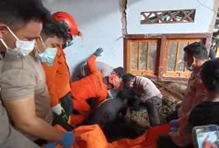 Tim SAR gabungan berhasil menemukan bocah tiga tahun yang dilaporkan hilang usai banjir bandang Sitaro. (Liputan6.com/ Dok Basarnas Sulut)