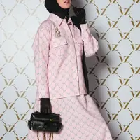 Lihat di sini gaya glamor Arumi Bachsin jadi muse di fashion show Vivi Zubedi. [@vivizubedi/@arumibachsin].