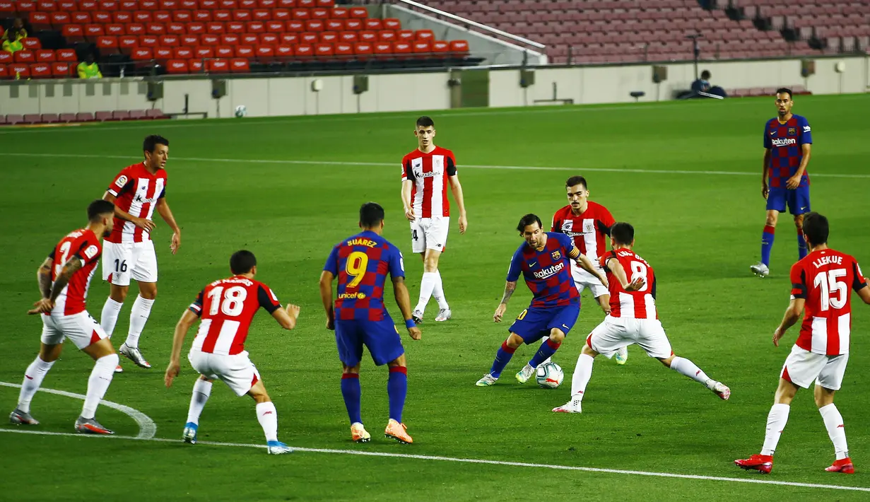 Striker Barcelona, Lionel Messi, berusaha melewati pemain Athletic Bilbao pada laga La Liga di Stadion Camp Nou, Selasa (23/6/2020). Barcelona menang 1-0 atas Athletic Bilbao. (AP/Joan Monfort)