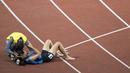 Pemandu Wannaruemon Kewalin mencoba menghibur karena hanya meraih medali perunggu di cabang para atletik nomor lari 400 meter putri klasifikasi T11 pada Asian Para Games 2018, di Stadion Utama Gelora Bung Karno Jakarta, Kamis(11/10/2018).  (Bola.com/Peksi