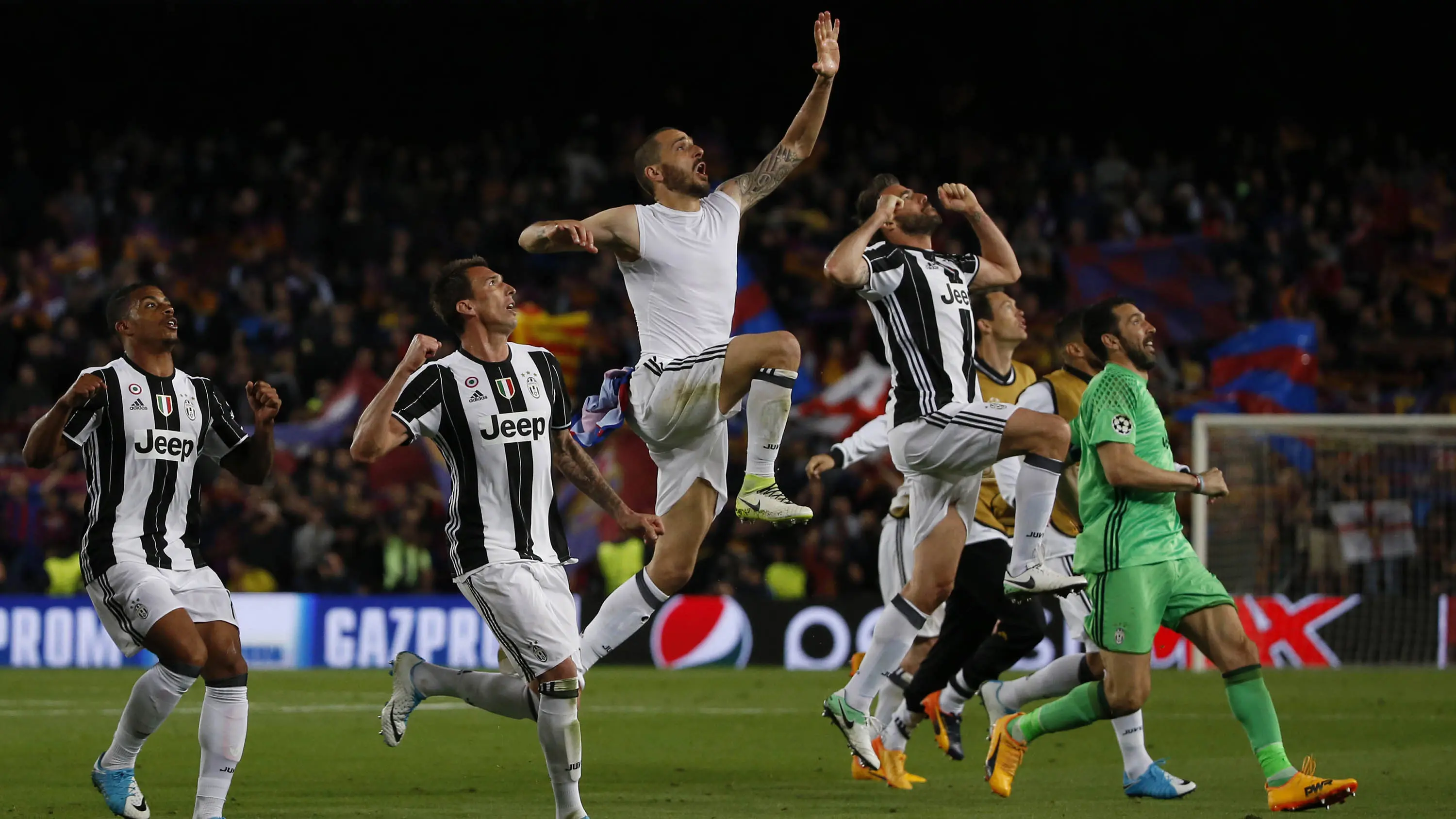 Pemain Juventus melakukan selebrasi usai memastikan lolos ke semifinal liga Champions. Lawan Juventus akan ditentukan lewat proses pengundian yang akan dilakukan pada Jumat (21/4/2017). (AFP/Marco Bertorello)