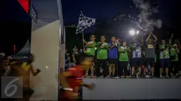 Dirut Bank Mandiri Kartika Wirjoatmodjo (kiri) melepas ribuan peserta Mandiri Jakarta Marathon 2016 di Monas, Jakarta, Minggu (23/10). Seperti tahun sebelumnya, Mandiri Jakarta Marathon melombakan lima kategori nomor lari. (Liputan6.com/Faizal Fanani)