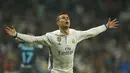 Pemain Real Madrid, Cristiano Ronaldo merayakan gol saat melawan Real Sociedad pada laga La Lga Spanyol di Santiago Bernabeu stadium, Madrid (29/1/2017). Madrid menang 3-0. (AP/Francisco Seco)