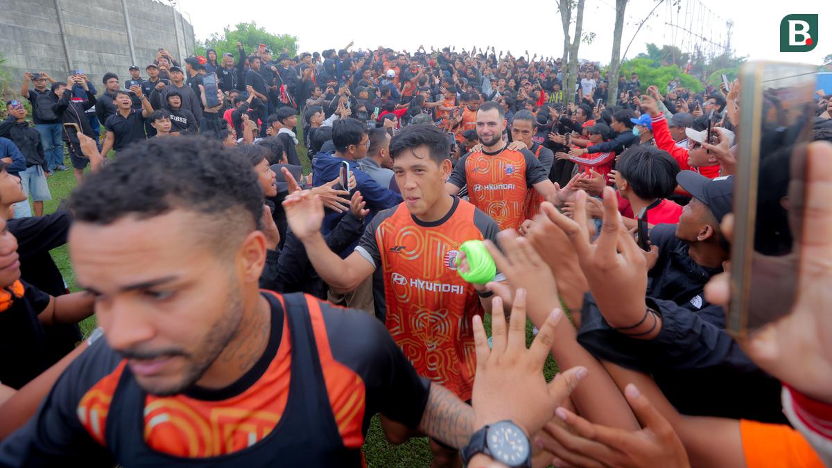 Foto: Ribuan The Jakmania Geruduk Tempat Latihan Persija, Minta Macan Kemayoran Kalahkan Persib Bandung di BRI Super League
