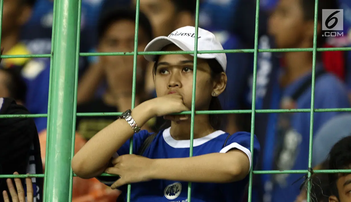Salah satu suporter wanita tim Singo Edan saat menyaksikan kekalahan Arema FC melawan Persija dilanjutan Liga 1 Indonesia di Stadion Patriot Candrabhaga, Bekasi, Jumat (2/6). Arema FC menyerah 0-2 dari Persija. (Liputan6.com/Helmi Fithriansyah)
