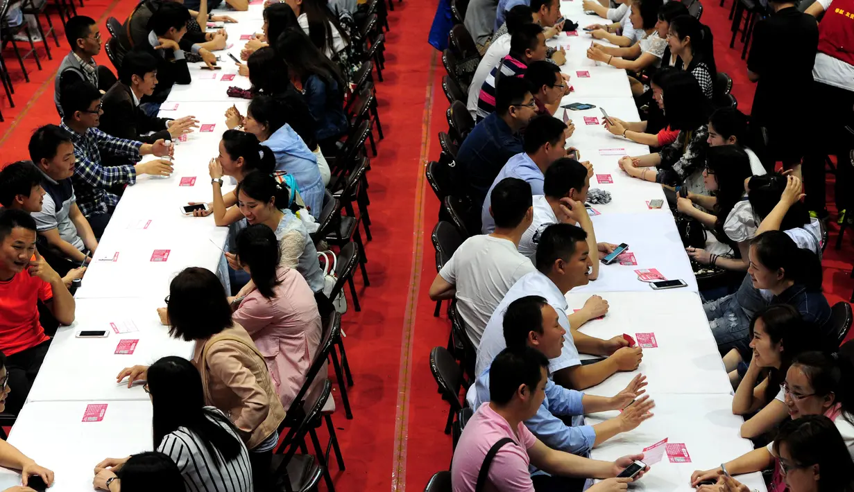 Sejumlah peserta saling mengobrol saat mengikuti acara perjodohan di Hangzhou, China timur, Minggu (29/5/2016). Acara yang diselenggarakan di Universitas Zhejiang ini menarik minat lebih dari 20.000 orang lajang. (STR/AFP)