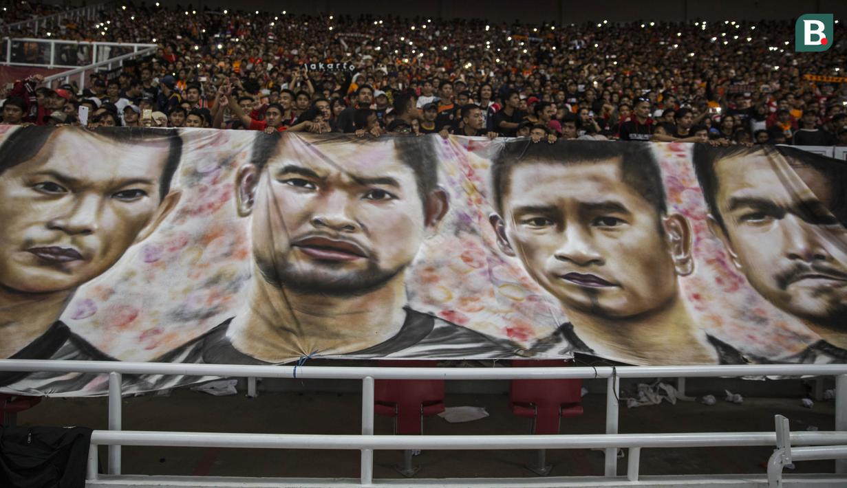 Suporter Persija Jakarta, The Jakmania, membentangkan spanduk raksasa saat melawan Bali United pada final Piala Presiden di SUGBK, Jakarta, Sabtu (17/2/2018). Persija menang 3-0 atas Bali United. (Bola.com/Vitalis Yogi Trisna)