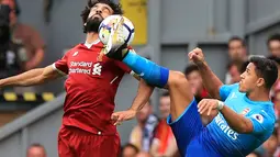 Penyerang Liverpool, Mohamed Salah (kiri) berebut bola dengan penyerang Arsenal, Alexis Sanchez pada lanjutan Liga Inggris di Anfield, Liverpool, Inggris (27/8). Salah mencetak satu gol di pertandingan ini. (Peter Byrne/PA via AP)
