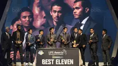 Sejumlah pemain menerima penghargaan Best Eleven Liga 1 di Hotel Mulia, Jakarta, Jumat (22/12/2017). Malam Penghargaan Liga 1 memberi apresiasi kepada sejumlah tokoh sepak bola. (Bola.com/Vitalis Yogi Trisna)