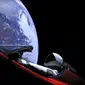 Mobil Tesla Roadster yang dilengkapi manekin astronot bernama Starman berada di roket Falcon Heavy (6/2). SpaceX melontarkan mobil listrik Tesla Roadster berwarna cherry red ke orbit Mars. (Ho/SpaceX/AFP)