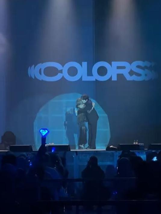 Reaksi antusias penggemar yang hadir di konser tersebut semakin menambah kesan mendalam bagi Ghea. Kolaborasi itu menjadi momen bersejarah bagi penyanyi 26 tahun tersebut. Apalagi di akhir duet, Kyuhyun memeluk Ghea, yang disambut teriakan refleksnya. (Liputan6.com/IG/@gheaindrawari)