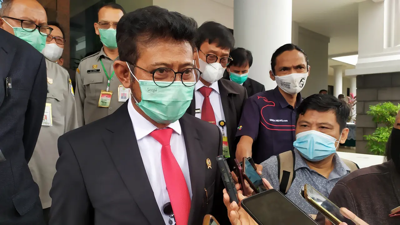 Menteri Pertanian Syahrul Yasin Limpo usai menghadiri Orasi Pengukuhan Profesor Riset Kementerian Pertanian Pusat Penelitian dan Pembangunan Perkebunan Bogor. (Liputan6.com/Achmad Sudarno)