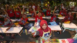Anak-anak mengangkat susu pada peluncuran karakter animasi edukatif Zuzhu dan Zazha di TMII, Jakarta, Minggu (29/9/2019). Karakter animasi Zuzhu dan Zazha terinspirasi dari tetesan susu yang memiliki banyak manfaat kebaikan. (Liputan6.com/HO/Bon)