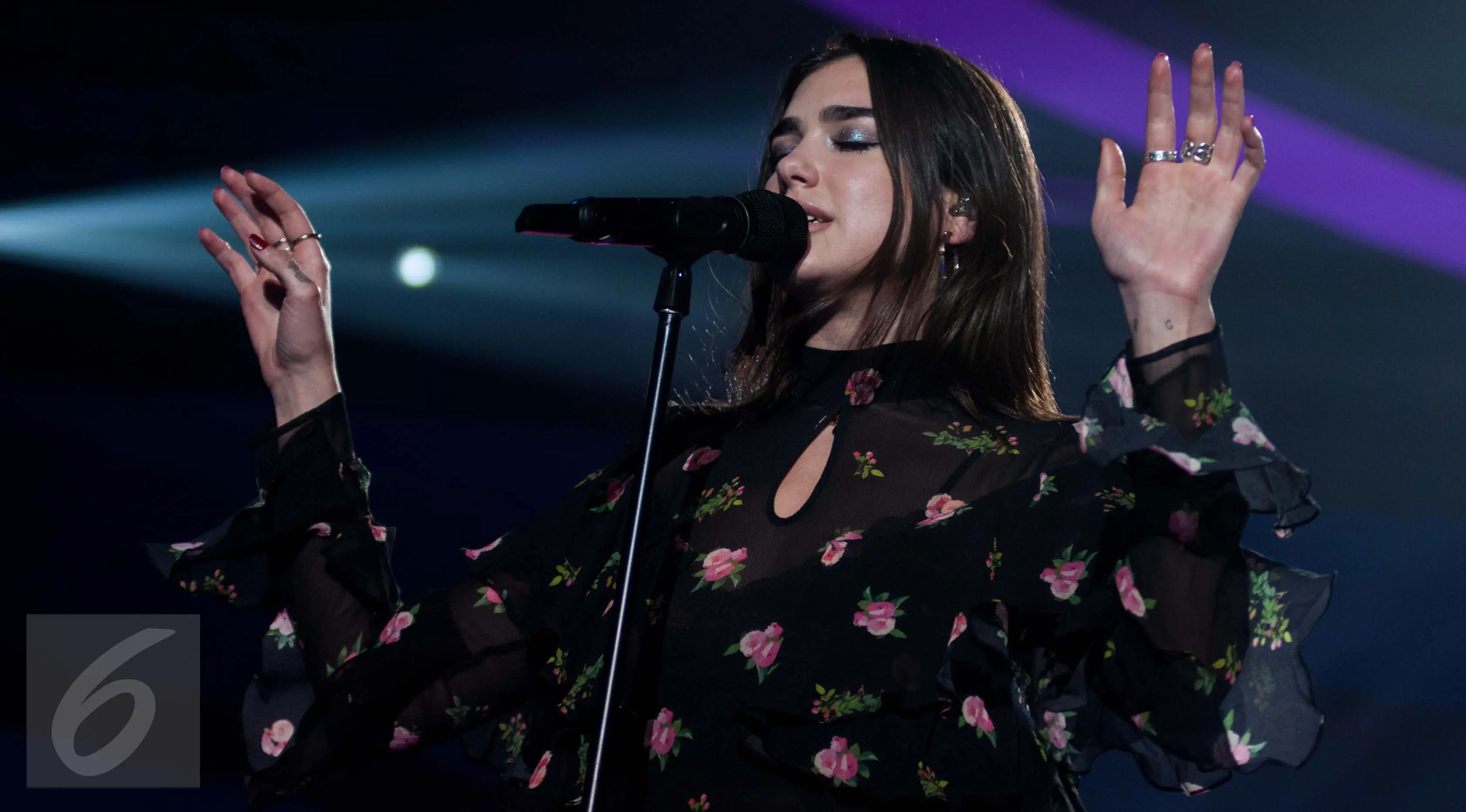 Penyanyi asal Inggris Dua Lipa saat menjadi bintang tamu acara SCTV Music Awards 2017  di Studio 6 EMTEK, Jakarta, Selasa (16/5). Dua lipa membawakan lagu hitsnya yang berjudul, Be The One dan blow your mind (mwah). (Liputan6.com/Gempur M Surya)