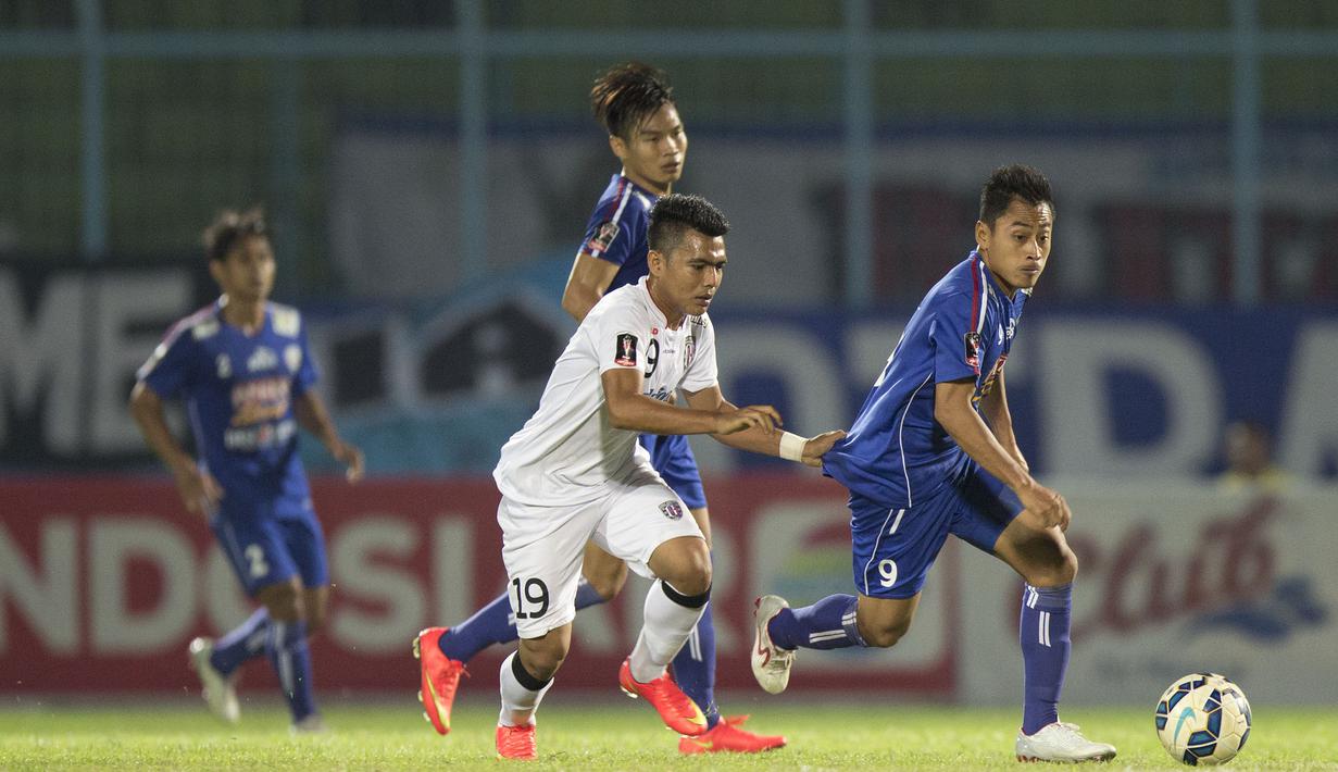 Striker Arema Cronus, Samsul Arif melewati hadangan pemain Bali United pada laga perempat final Piala Presiden 2015 di Stadion Kanjuruhan, Malang, Sabtu (19/9/2015). Arema berhasil menang 2-1 berkat gol Samsul Arif. (Bola.com/Vitalis Yogi Trisna)
