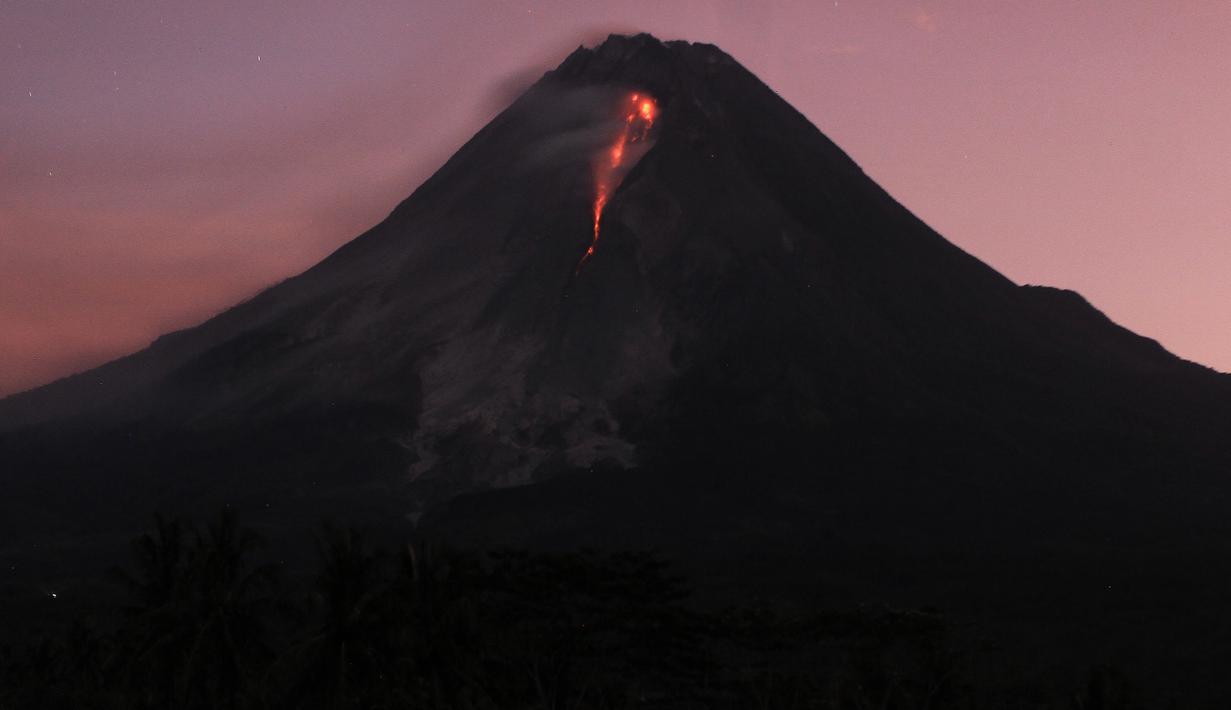 <p>Lava menyembur dari Gunung Merapi terlihat dari desa Kaliurang Selatan di Srumbung, Magelang, Jawa Tengah pada 12 Maret 2023. Gunung Merapi yang berada di perbatasan Daerah Istimewa Yogyakarta dan Jawa Tengah kembali meletus pada Sabtu 11 Maret 2023. (AFP/Devi Rahman)</p>