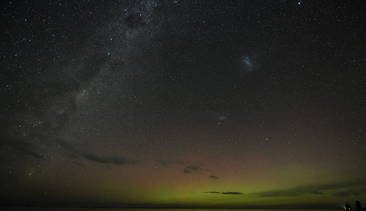 Tingkat aktivitas badai matahari yang luar biasa tinggi berarti Aurora Australis dapat dilihat lebih jauh ke utara daripada cahaya yang biasanya terlihat, dan di kota-kota di mana polusi cahaya biasanya membuat mereka tidak terlihat. (AFP/Sanka Vidanagama)