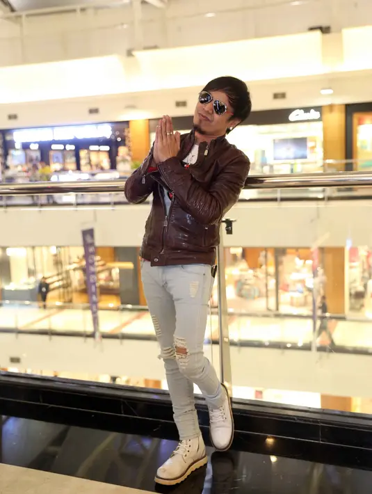 Baginya, melepas kacamata merupakan tantangan tersendiri bagi vokalis Radja tersebut. Bermain dengan banyak artis senior, Ian Kasela juga sempat merasakan grogi. Tapi setelahnya, ia mulai terbiasa saat syuting. (Nurwahyunan/Bintang.com)