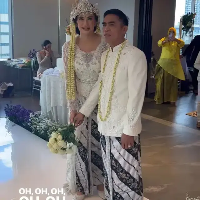 7 Potret Cathrine Wilson Bahagia Bersama Keluarga, Antar Suami Berangkat Haji