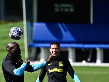 Penyerang Inter Milan Romelu Lukaku melakukan sundulan saat mengambil bagian dalam sesi latihan menjelang leg pertama babak 8 besar Liga Champions melawan Benfica di stadion Luz di Lisbon, Senin (10/4/2023). (Photo by GABRIEL BOUYS / AFP)