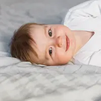 Ilustrasi Balita Toddler Tersenyum Senang Tidur / by freepik