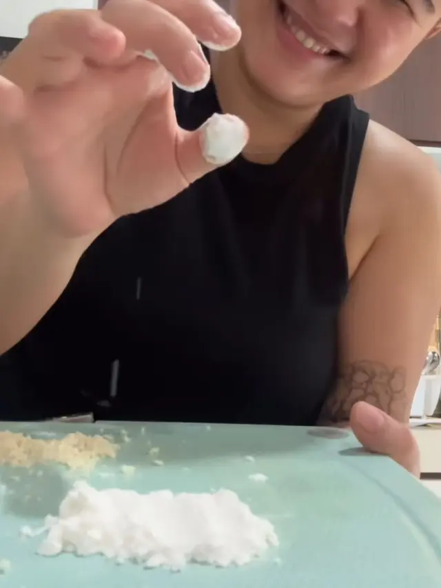 Meira Anastasia takut dengan tekstur tepung maizena. (credit: instagram.com/meiranastasia)