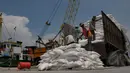 Buruh saat menurunkan bahan pokok makanan di Pelabuhan Sunda Kelapa, Jakarta, Senin (24/3). Menteri Ketenagakerjaan Hanif Dhakiri mengatakan upah buruh perusahaan harus naik setiap tahunnya. (Liputan.com/Johan Tallo)