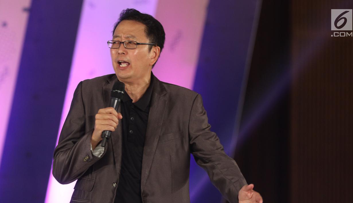 Motivator, Tung Desem Waringin saat memberikan motivasi kepada peserta EGTC 2018 Bandung di Graha Sanusi Hardjadinata, Universitas Padjajdaran, Bandung, Kamis (6/12). Tung Desem Waringin memberi motivasi percaya diri. (Liputan6.com/Helmi Fithriansyah)