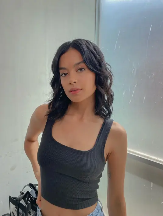 <p>Rambut belah tengah dan berombak Eva Cecilia cocok untuk gaya sehari-hari. (Instagram @evacelia) Penulis: Mufiidaanaiilaa A.S</p>