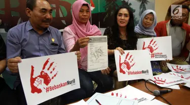 Anggota Fraksi PDIP MPR RI, Rieke Diah Pitaloka (tengah) Bersama Korban Kekerasan Seksual Baiq Nuril (kedua kiri) menunjukkan surat dari LPSK dalam Diskusi Empat Pilar MPR di Kompleks Parlemen, Senayan, Jakarta, Rabu (21/11). (Liputan6.com/Johan Tallo)