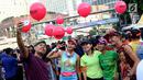 Peserta sosialisasi pelaksanaan Brimob run 2017 berselfie di Bundaran HI, Jakarta, Minggu (5/11). Brimob akan menggelar lomba lari dalam rangka memperingati HUT-nya ke-72, 3 Desember 2017 mendatang. (Liputan6.com/Angga Yuniar)