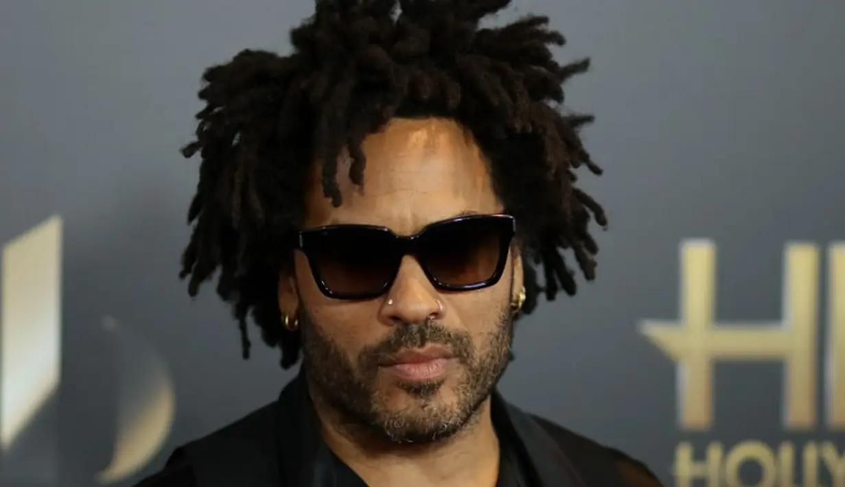 Ibu Lenny Kravitz keturunan afro-bahama dan Afrika-Amerika. Sementara sang ayah berkulit putih dan keturunan Rusia-Yahudi. (JEAN BAPTISTE LACROIX / AFP)