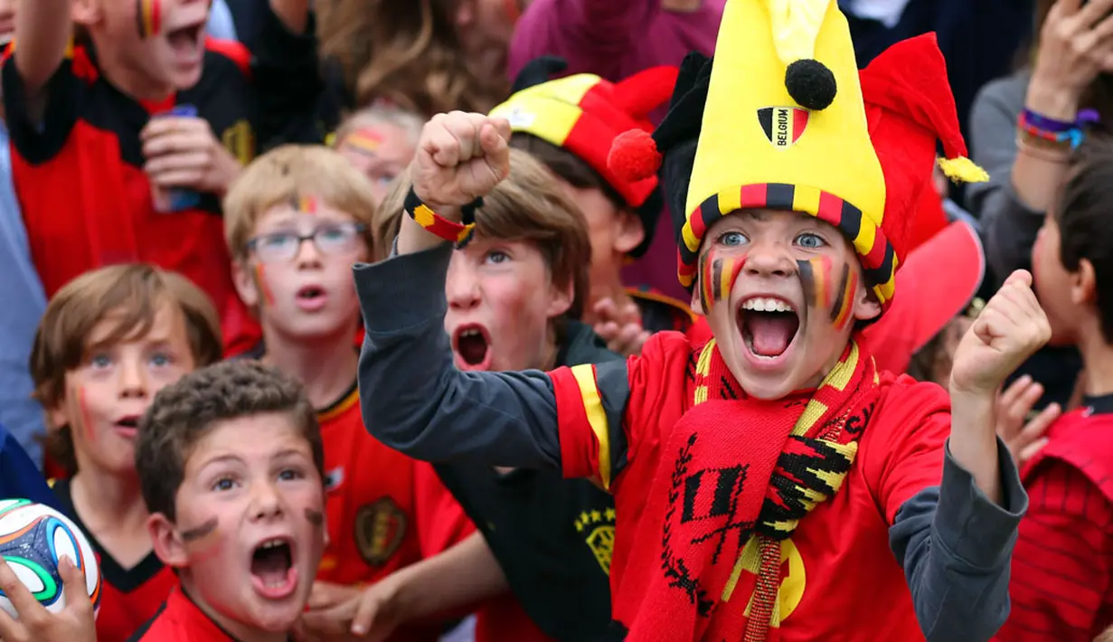 Kemenangan Belgia atas Aljazair 2-1 di laga penyisihan Piala Dunia Grup H di Stadion Mineirao, Belo Horizonte, Brasil, (17/6/2014), disambut meriah para suporter yang menonton lewat layar raksasa di Brussels. (REUTERS/Francois Lenoir)
