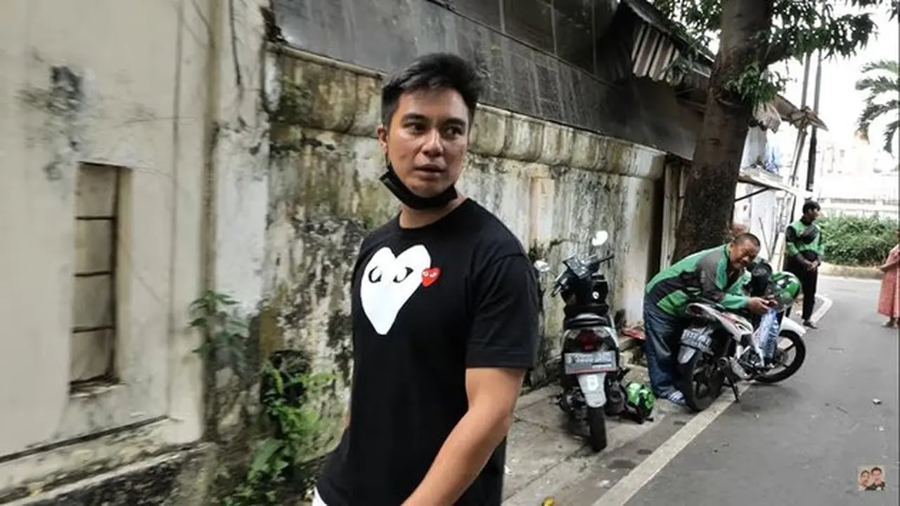 Baim Wong dianggap tidak sopan karena memarahi seorang kakek berusia 77 tahun yang mendekati dirinya (Kapanlagi.com)