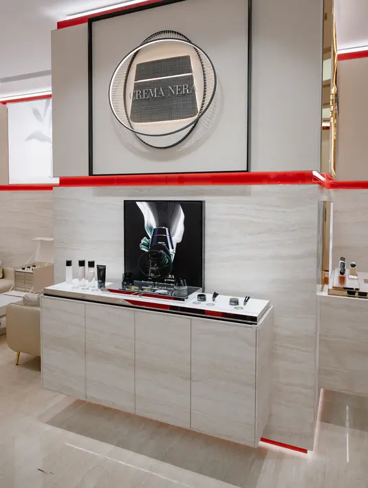 Hadir secara eksklusif Armani Crema Nera, rangkaian skincare anti-aging premium dari Giorgio Armani Beauty yang diformulasikan dengan Reviscentalis. / Foto: doc Armani Beauty Indonesia.