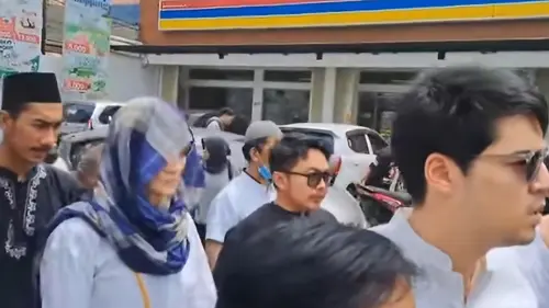 Ibunda Maxime Bouttier Meninggal Dunia, Luna Maya Ikut Mengiringi Jenazah  Almarhumah - ShowBiz Liputan6.com