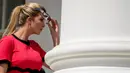 Putri Presiden AS Donald Trump, Ivanka Trump mengenakan kacamata khusus saat melihat fenomena gerhana matahari total dari balkon Gedung Putih, Senin (21/8). Fenomena ini kembali sambangi AS sejak terakhir terjadi pada tahun 1918. (AP/Andrew Harnik)