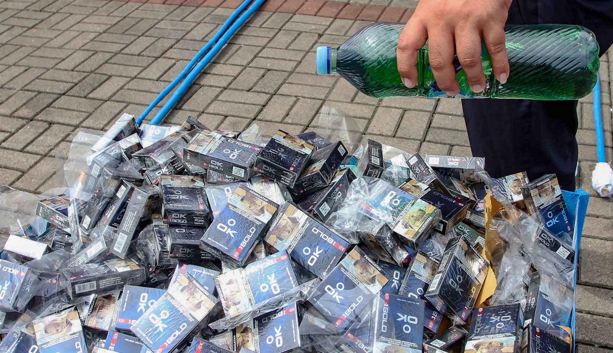 Pemusnahan dilakukan sebagian secara simbolis di ICE BSD City, Tangerang Selatan, dan sisanya dibawa ke fasilitas PT Solusi Bangun Indonesia, Klapanunggal, Bogor, untuk dimusnahkan. Tampak dalam foto, petugas melakukan pemusnahan barang ilegal hasil penindakan di bidang kepabeanan dan cukai di ICE BSD City, Tangerang, Rabu (12/11/2025). (merdeka.com/Arie Basuki)