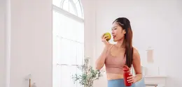 Ilustrasi perempuan makan buah yang baik untuk diet. (c) champlifezy/Depositphotos
