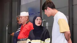 Sebagai pasangan di dunia nyata, Rizky Billar juga menjadi lawan main Lesti dalam sinetron ini. Chemistry pasangan yang menikah pada tahun 2021 ini tentu menjadi daya tarik tersendiri bagi para penggemar. Lesti dan Billar sebelumnya sudah adu akting di sinetron Aku Mencintaimu karena Allah. Menemani selama sahur pada pukul 04.30 WIB, tak sedikit yang menantikan sinetron tersebut. (Liputan6.com/IG/@romansakampungdangdut.mncp)