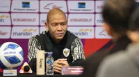 Pelatih Timnas Indonesia, Nova Arianto, pada sesi konferensi pers jelang pertandingan melawan Australia pada Piala AFF U-16 2024 di Stadion Manahan, Minggu (30/6/2024). (Bola.com/Abdul Azis)